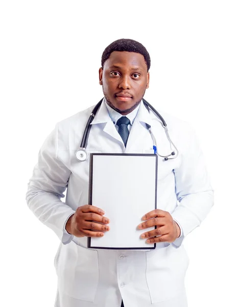 Africano Médico Americano Posando Com Clipping Pad Isolado Branco — Fotografia de Stock