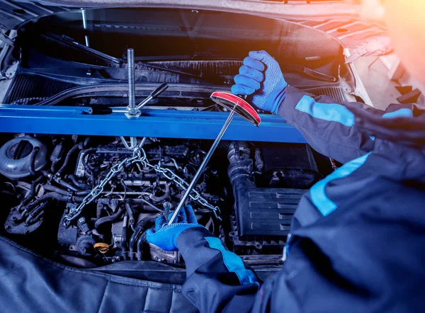 Reparación del motor en la estación de servicio. Reparación coche . — Foto de Stock