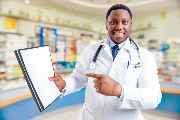 African American Doctor Pharmacy Concept Giving Advices Medicaments Pharmacy — Stock Photo, Image