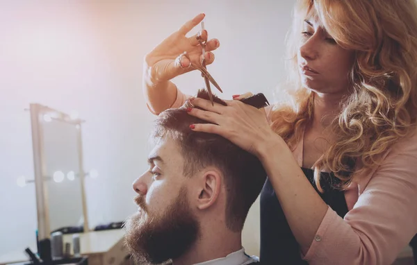 Coiffeur Fait Coiffure Pour Jeune Homme — Photo