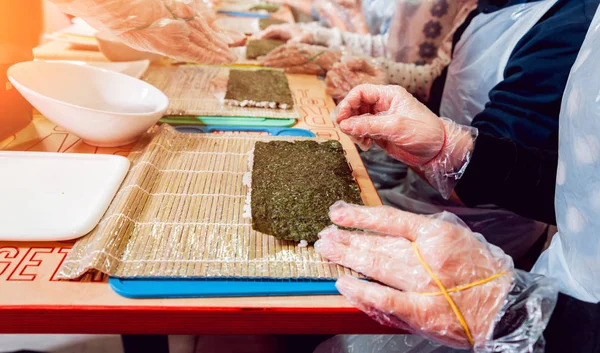 Kinderen Voorbereiden Sushi Rollen Masterclass Restaurant — Stockfoto