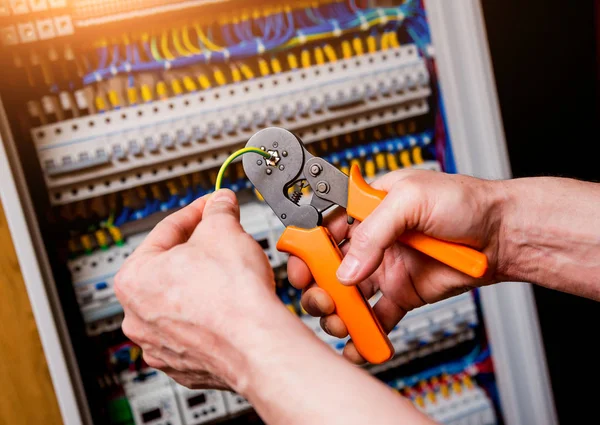 Spanning Van Het Schakelbord Met Automatische Switches Herstellen — Stockfoto