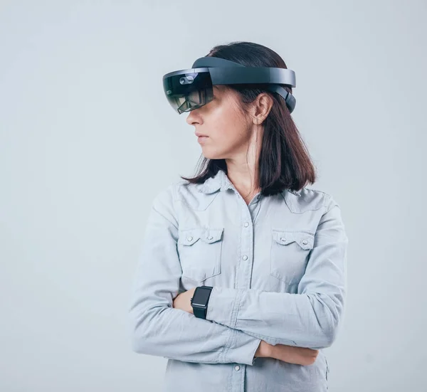 Mujer Con Gafas Realidad Aumentada Aislada Blanco — Foto de Stock