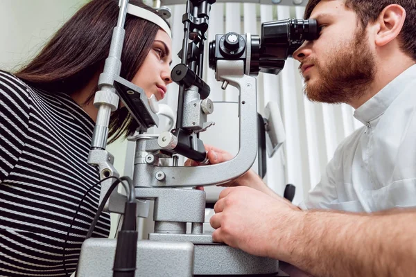 Lamba Muayene Kesti Biomicroscopy Anterior Göz Parçasının Temel Göz Muayenesinde — Stok fotoğraf