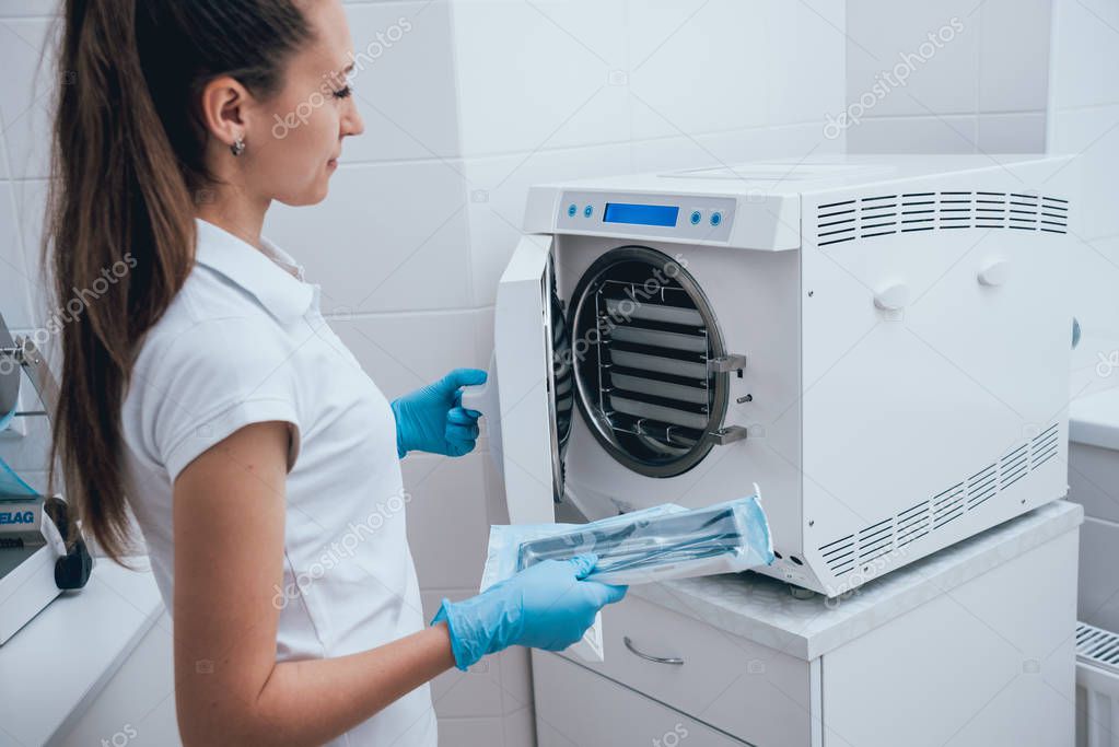 Esterilización de instrumentos médicos en autoclave. Consultorio dental