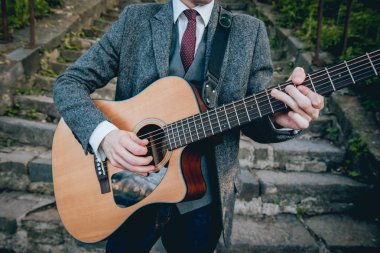 akustik gitar çalmak müzisyen Resim kırpılmış.