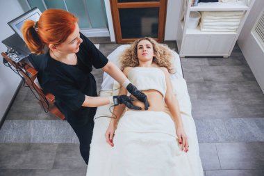 Genç kız Spa'da rahatlatıcı bir şey. Physiotheraphy.