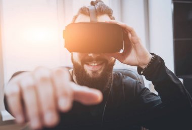 Sanal gerçeklik giyen genç adam ofiste gözlükler.