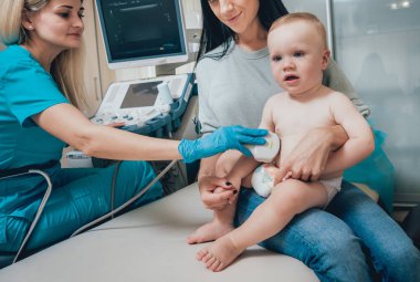 Anne olarak ultrason Tanı ile doktor ve bebek kız. Tıbbi malzeme. Ultrason.