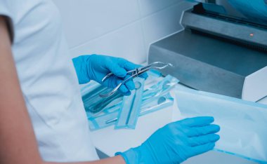 Otoklavda tıbbi aletler sterilize ediliyor. Diş hekimliği.