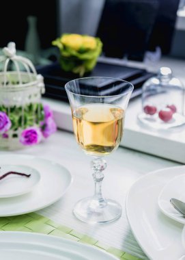 Beyaz bir bardak şarap. Açık renkli