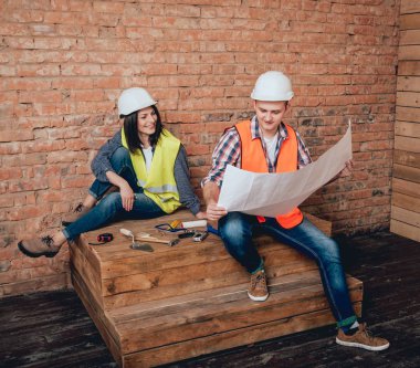 Brickwall arka plan üzerinde ev yenileme için araçları ile Çift