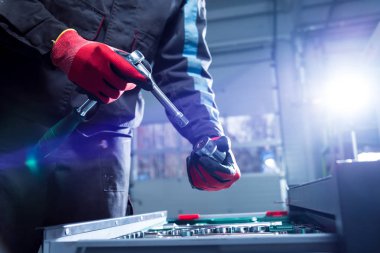 Araçları ellerinde. Oto Tamir Servisi. 