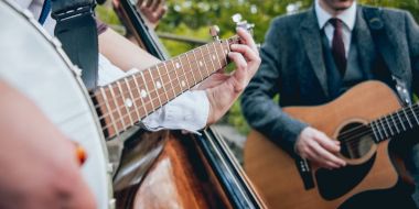 Bir gitar, banjo ve kontrbas müzisyenlerle üçlüsü