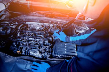 Kızılötesi Lazer termometre elinde. Motor Sıcaklık ölçümü