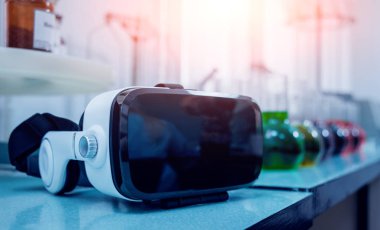 Sanal gerçeklik gözlük için ilaç laboratuvarında inceliyor.