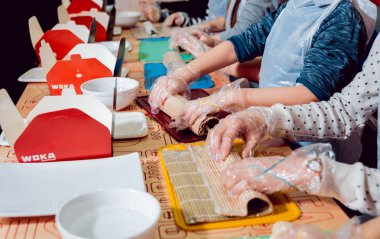 Çocuklar suşi ve rulo hazır olun. -Ustalık restoranda.