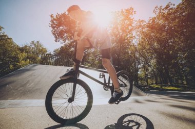 Genç Bmx sürücüsü hileci vasıl skatepark gerçekleştirme.