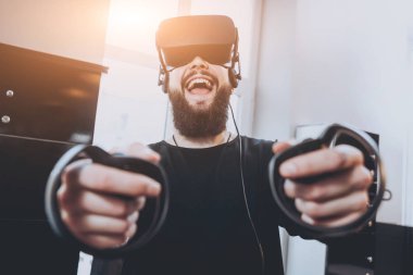 Sanal gerçeklik giyen genç adam ofiste gözlükler.