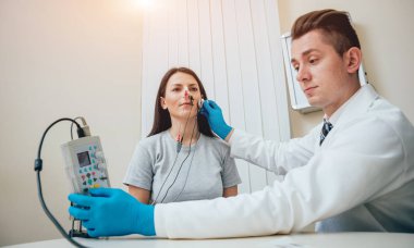 Hasta sinirleri elektromiyografi ile test ediliyor. Tıbbi muayene. EMG