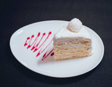 Tatlı krem wihte plaka üzerinde. Restoran