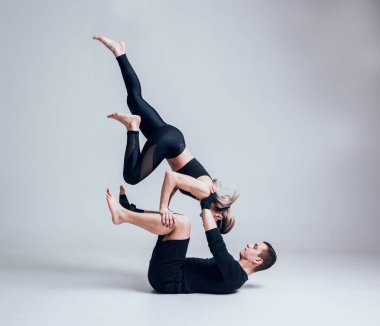 Studio beyaz üzerine poz genç sportif Çift