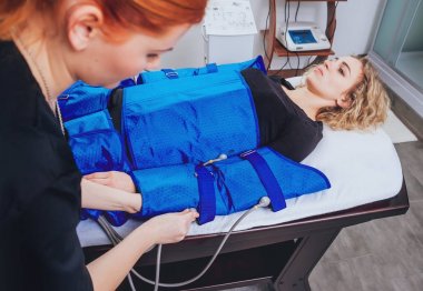Pressotherapy Güzellik Merkezi kadında makinede. Kozmetik tıp cihazları