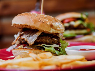 Büyük çizburger ve patates kızartması bir plaka üzerinde. Restoran