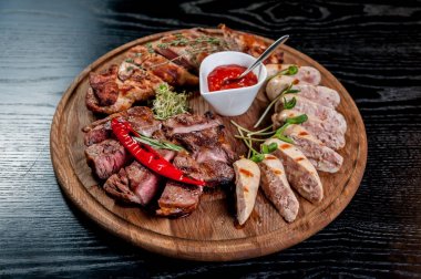 Et soslu bir tabağa dilimlenmiş