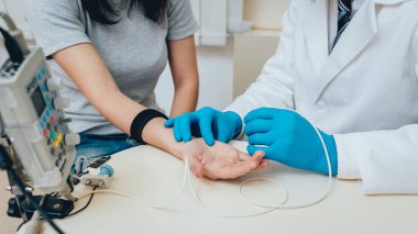 Hasta sinirleri elektromiyografi ile test ediliyor. Tıbbi muayene. EMG