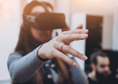 Sanal gerçeklik kulaklık ofiste genç kadın