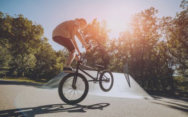 Genç Bmx sürücüsü hileci vasıl skatepark gerçekleştirme.