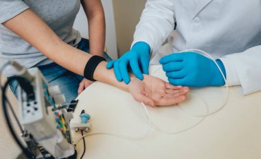 Hasta sinirleri elektromiyografi ile test ediliyor. Tıbbi muayene. EMG
