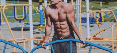 Eğitim ve egzersiz açık havada şehirde yapıyor genç atlet.