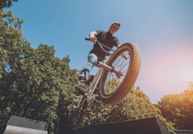 Genç Bmx sürücüsü hileci vasıl skatepark gerçekleştirme.
