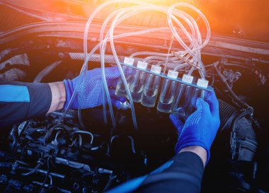 Motoru enjektörleri Temizleme. Araba tamiri. Servis istasyonu.