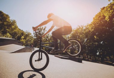 Genç Bmx sürücüsü hileci vasıl skatepark gerçekleştirme.