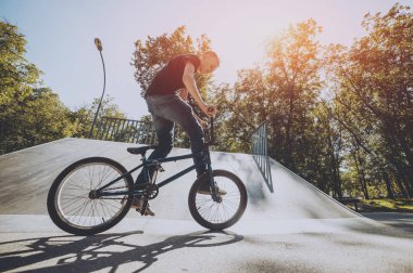 Genç Bmx sürücüsü hileci vasıl skatepark gerçekleştirme.