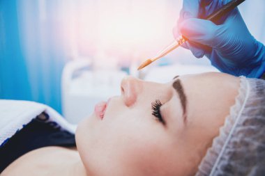 Şevval Özçelik Güzellik ve estetik tıp Kliniği hastada.