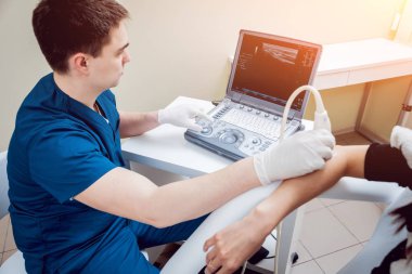 Ortopedi uzmanı doktor ofisinde hastayla. Dirsek ultrason.