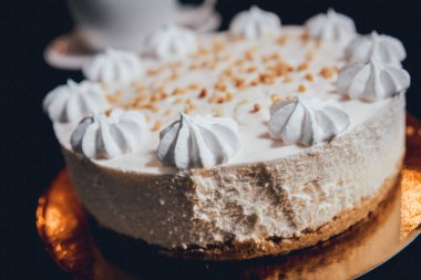 koyu arka plan üzerinde çikolatalı kek.