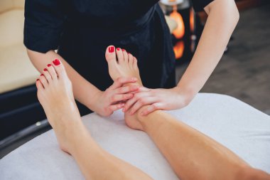 Kırpılmış görüntü kadının Spa'da rahatlatıcı. Ayak masajı.