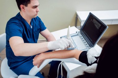 Ortopedi uzmanı doktor ofisinde hastayla. Dirsek ultrason.