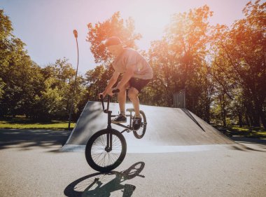 Genç Bmx sürücüsü hileci vasıl skatepark gerçekleştirme.
