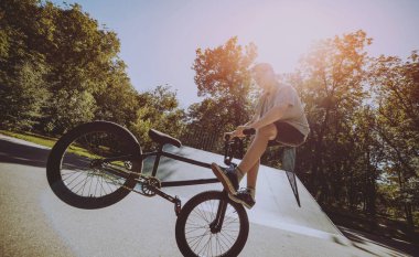Genç Bmx sürücüsü hileci vasıl skatepark gerçekleştirme.
