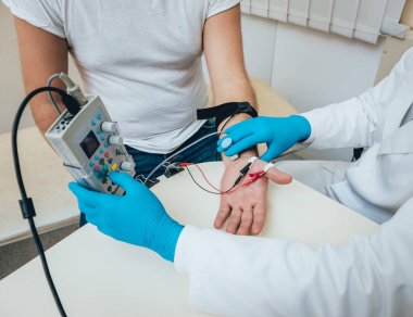 Hasta sinirleri elektromiyografi ile test ediliyor. Tıbbi muayene. EMG