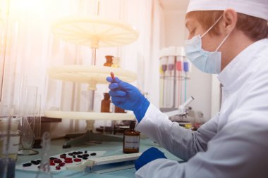 Laboratuvar çalışmalarında bilim teknisyeni. Tıbbi geçmişi