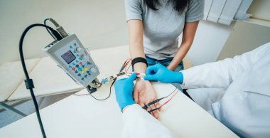 Hasta sinirleri elektromiyografi ile test ediliyor. Tıbbi muayene. EMG