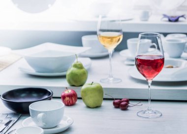 Hizmet ve dekore edilmiş tablo beyaz sofra ile