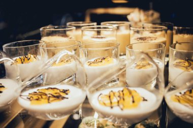 Tatlılar ve pastalar vitrin. İtalyan bir pastane. Kek meyve, çilek ve chokolate ile